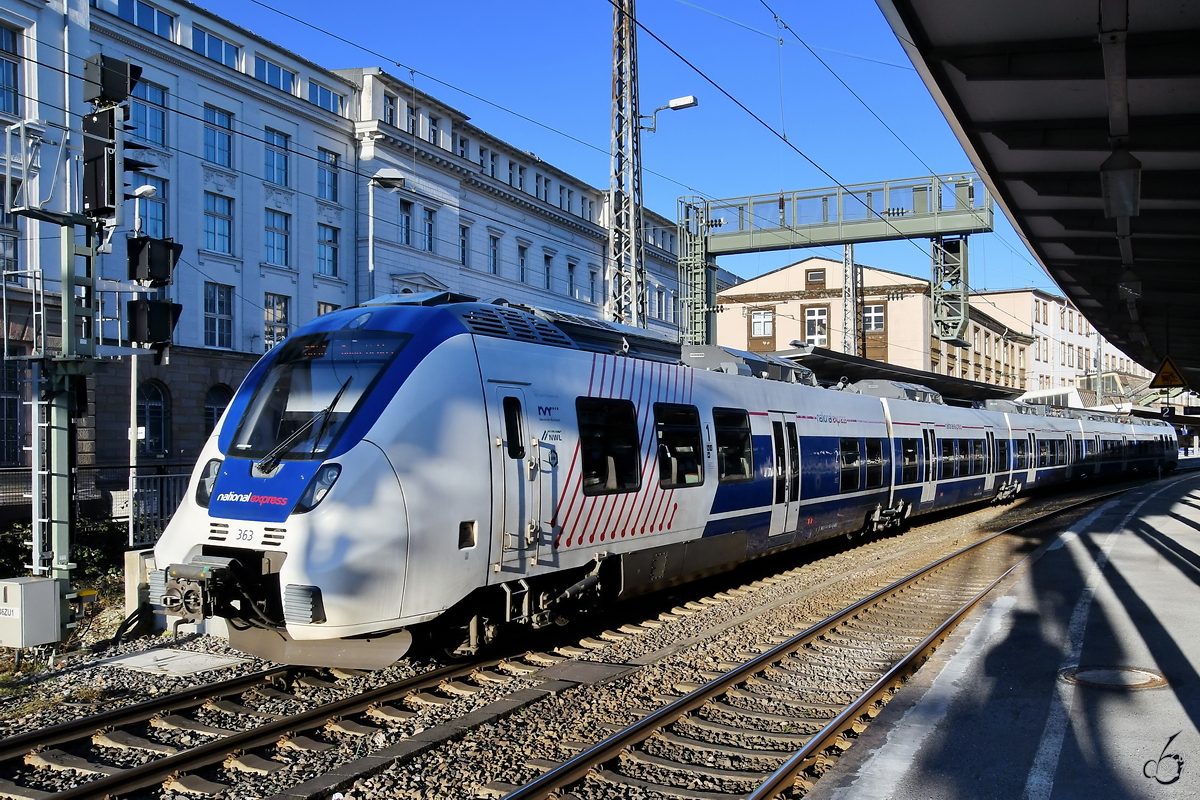 Der National Express-Elektrotriebzug 363 bei der Abfahrt vom Hauptbahnhof Wuppertal. (Februar 2021)