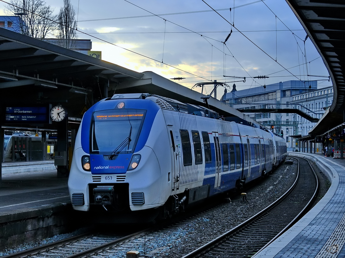 Der National Express-Elektrotriebzug 653 bei der Weiterfahrt vom Hauptbahnhof Wuppertal. (Februar 2021)