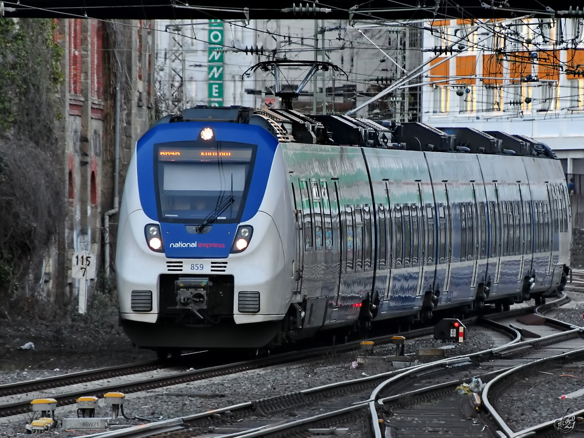 Der National Express-Elektrotriebzug 859 bei der Ankunft am Hauptbahnhof Wuppertal. (Februar 2021)