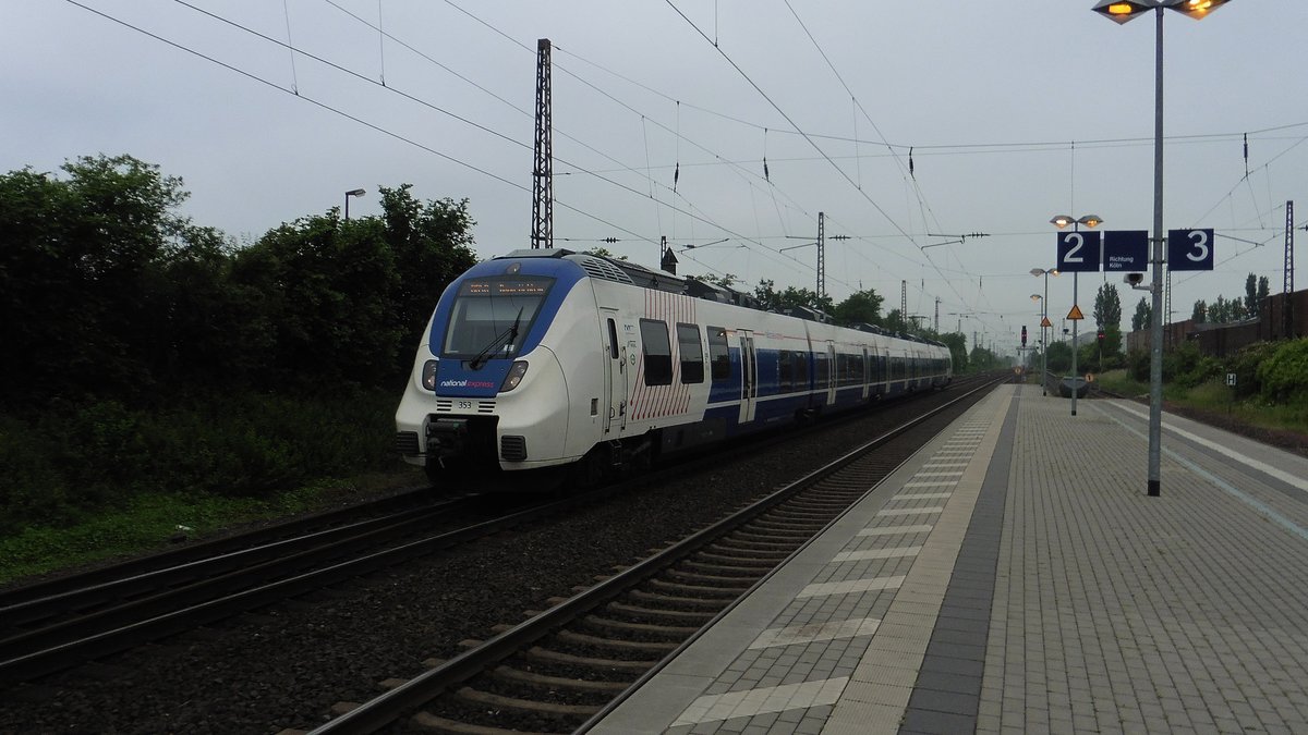 Der National Express Hamster 442 353/853 als RB 48(Bonn-Mehlem - Wuppertal-Oberbarmen)
bei der Einfahrt in Sechtem aus Köln in Richtung Bonn-Mehlem.

28.05.2016
Sechtem