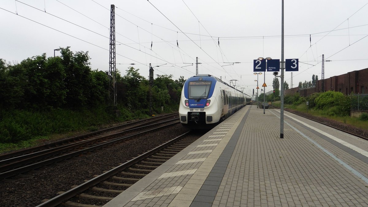 Der National Express Hamster 442 159 mit dem RB 48(Bonn-Mehlem - Wuppertal-Oberbarmen)
bei der Ausfahrt aus Sechtem in Richtung Köln.

28.05.2016
Sechtem