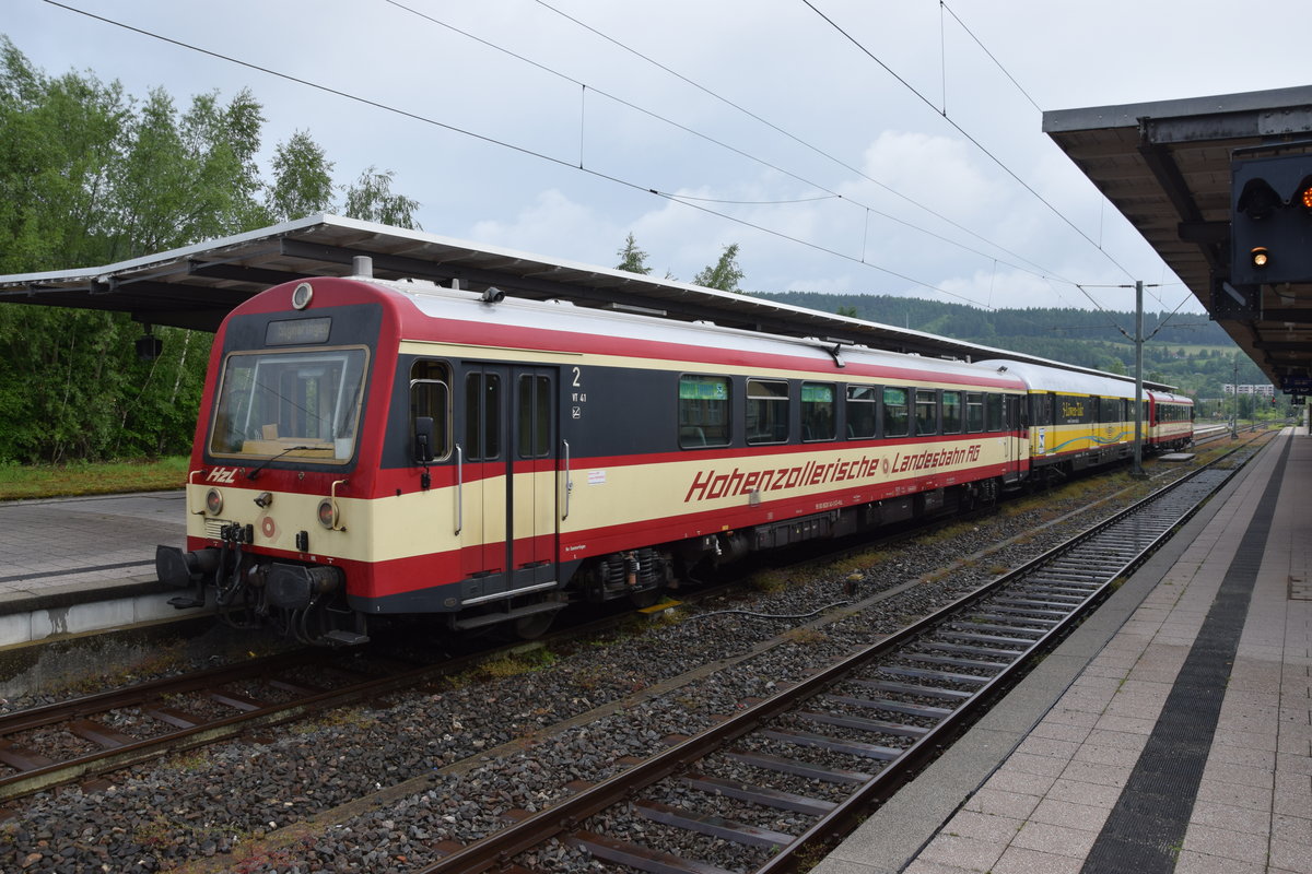 Der Naturpark-express im Bahnhof Tuttlingen am 11.06.2016 gegen 9:00 Uhr.