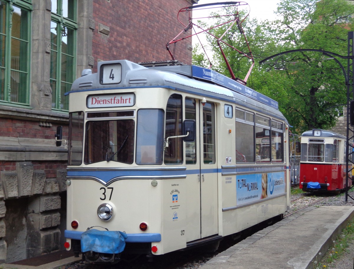 Der Naumburger Straßenbahn Wagen 37 vom Typ T57 Baujahr 1959, am 22.04.14 
