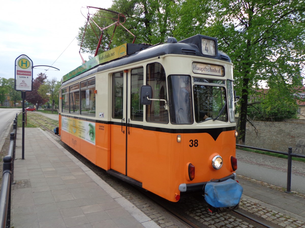 Der Naumburger Straßenbahn Wagen 38 vom Typ T57 Baujahr 1960, am 22.04.14 bei der Vogelwiese