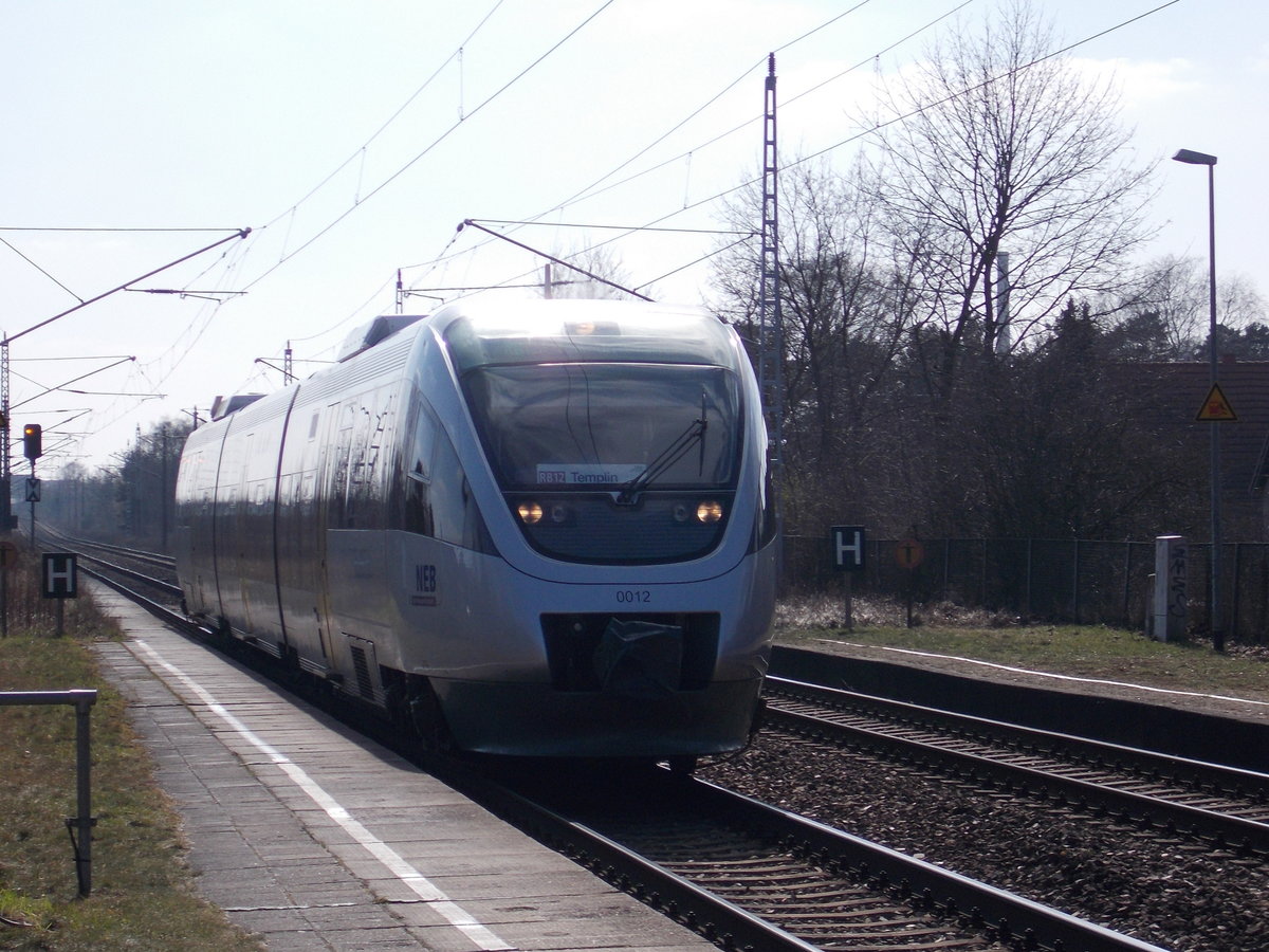 Der NEB VT0012,am 26.März 2016,auf der Hauptstrecke Berlin-Rostock,bei der Einfahrt in Sachsenhausen.
