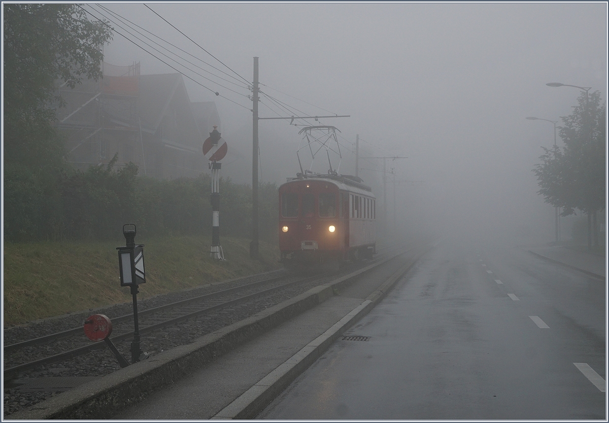 Der Nebel schränkt die Sicht auf das Wesentliche ein: den ankommende RhB ABe 4/4 I N° 35, die Hippsche Wendeschiebe und die Laterne der Einfahrweiche.

Schweizer Dampf Festivla 2019 der B-C, Blonay, den 9. Juni 2019