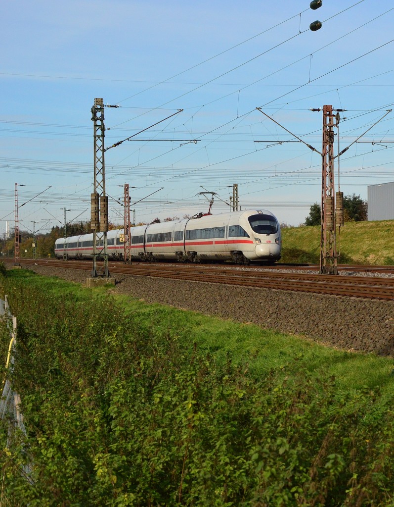 Der Neigetechnik ICE 411 006-0 Erfurt ist hier zwischen Düsseldorf Garath und Langenfeld Berghausen von mir am 9.November 2014 abgelichtet worden als er gen Köln fuhr. 