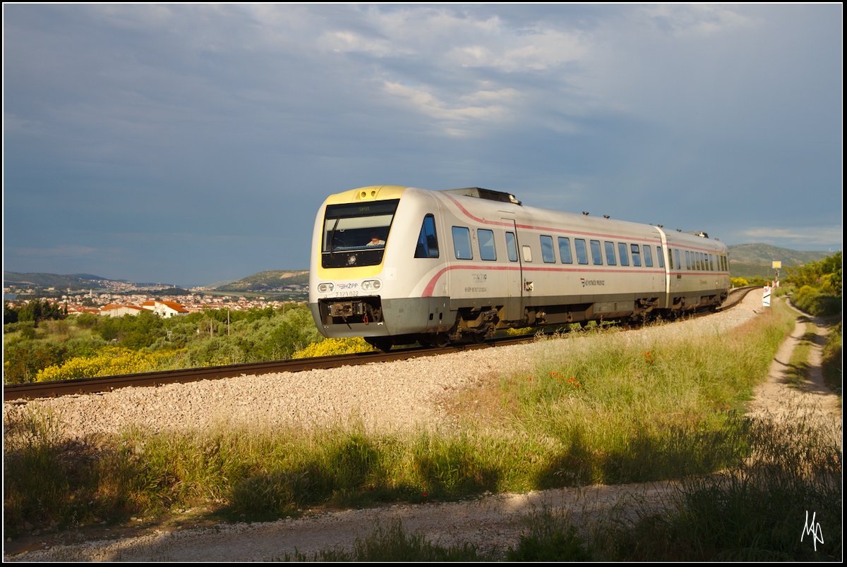 Der Neigezug 7123.002 und 001 kurz nach Kastell Stari auf der Fahrt nach Split. (18.05.2018)