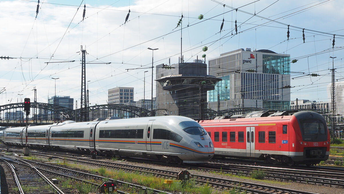 Der neu beklebte ICE 3  München  mit dem Regenbogen-Band über die ganze Zuglänge, hier am  Premierentag , dem 09.07.2021 bei der Einfahrt in München Hbf.
Im Hintergrund das alte Stellwerk.
+ die obligatorischen #railbow #einziganders

München, der 09.07.2021