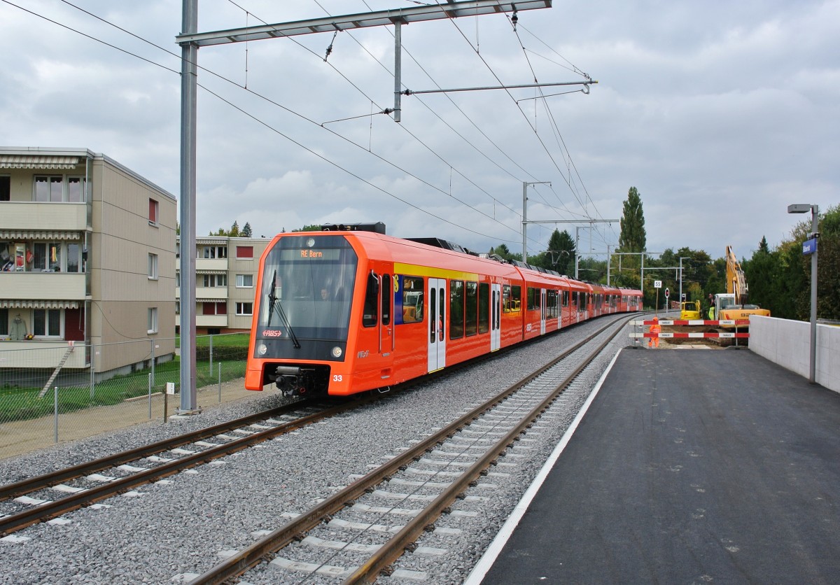 Der neu gebaute Bahnhof Biberist, seit gestern in Betrieb: Doppeltraktion NExT, 33 (der neuste Fahrzeug des RBS) + 27, als RE Solothurn-Bern. Der Zug verkehrt ausnahmsweise ber das falsche Gleis (vorgesehen fr die Zge Richtung Solothurn), 01.10.2013.