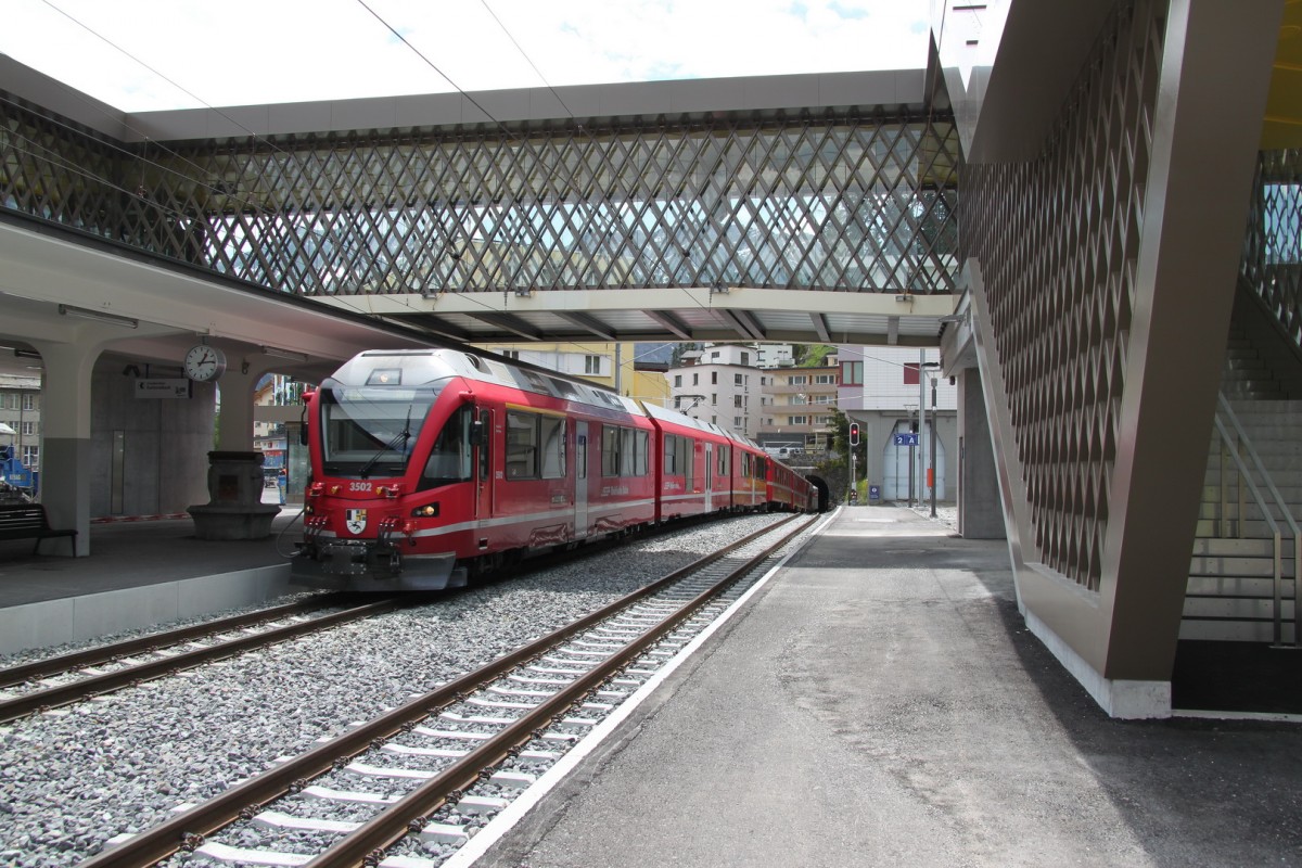 Der neu umgebaute Bahnhof Arosa(1738 m.ü.M.)mit gedeckten Übergang,neuen Perrons,Wagenhalle und erweiterten Gleisanlagen.11.06.15