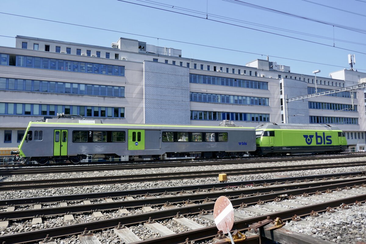 Der neu umgebaute BDt II 930 für Autzüge mit der Re 465 018 am 31.5.23 beim Bahnhof Gümligen abgestellt.