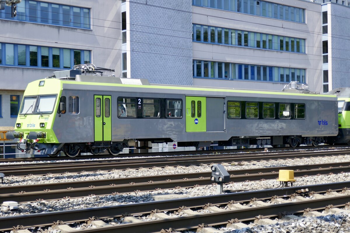 Der neu umgebaute Steuerwagen 930 für die Autozüge der BLS am 31.5.23 beim Bahnhof Gümligen abgestellt.