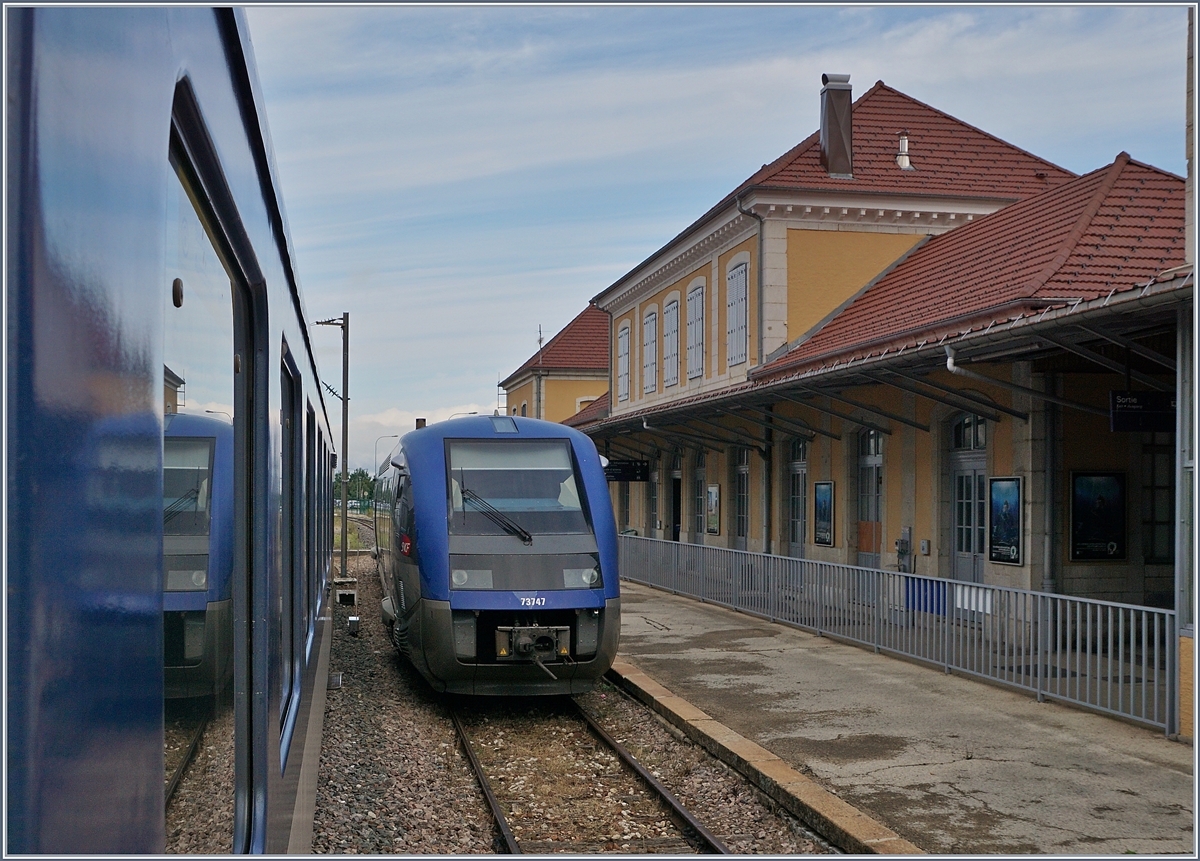 Der von Neuchâtel nach Frasne fahrende RB begegnet in Pontarlier dem hier abgestellten SNCF X 73742. 

13. August 2019