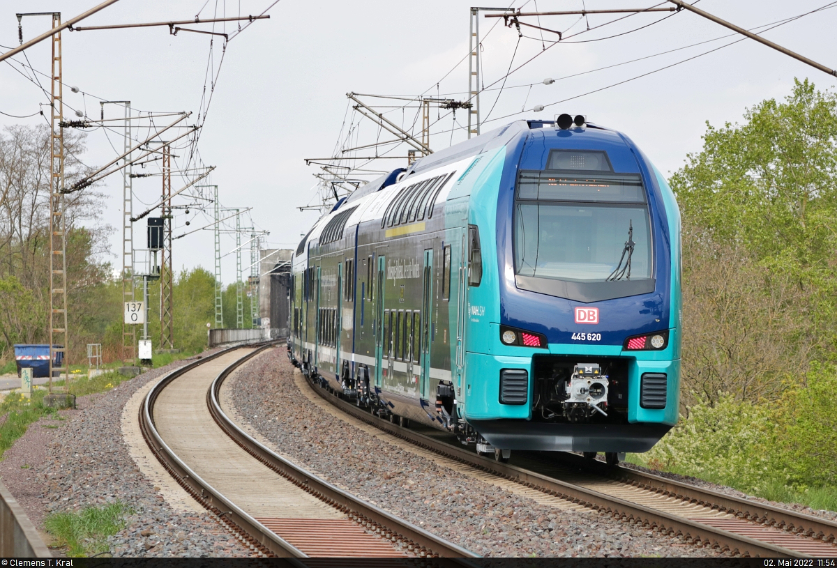 Der neue 445 620 (Stadler KISS) auf dem Weg Richtung Magdeburg-Neustadt, nachgeschossen von Bahnsteig 1 des Hp Magdeburg Herrenkrug.

🧰 DB Regio Schleswig-Holstein (DB Regio Nord)
🕓 2.5.2022 | 11:54 Uhr