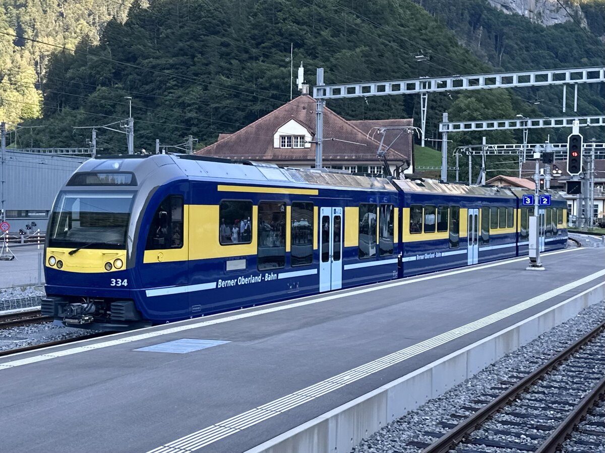 Der neue ABeh 4/8 334 der BOB am 7.8.25 beim Bahnhof Zweilütschinen abgestellt.