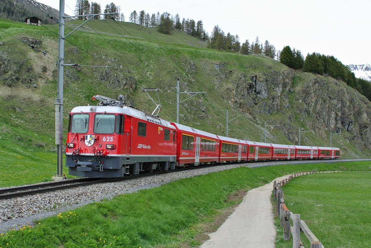 Der neue AGZ (Albula-Gliederzug) wurde diese Woche dem Betrieb bergeben und wird vorerst als RE Landquart-Vereina-Samedan-St. Moritz eingesetzt. Die dazugehrenden Steuerwagen werden spter abgeliefert:
Ge 4/4 II 625 mit dem RE 1343 bei Celerina, 26.05.2016.