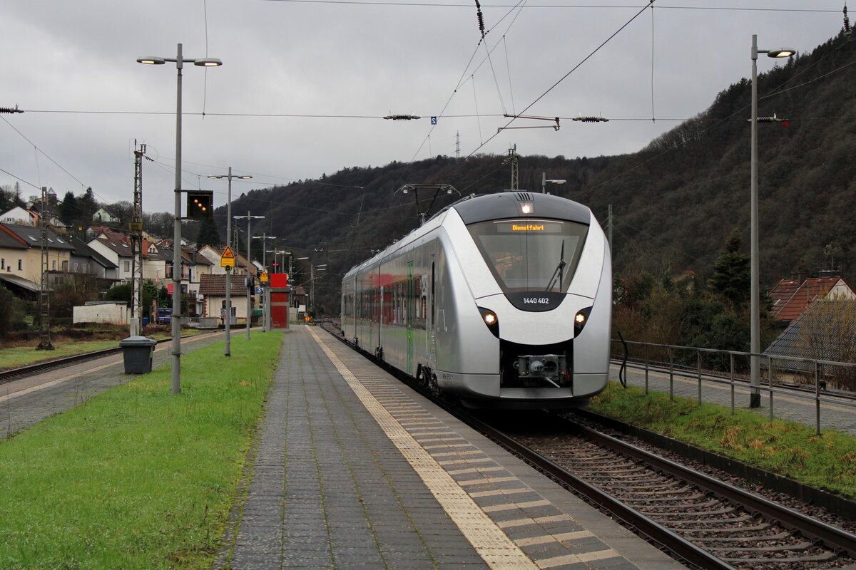 Der neue Alstom Coradia Continental BEMU Triebwagen der Baureihe 1440.4 hat Anfang Januar Versuchsfahrten auf der Saarstrecke zwischen Konz und Mettlach absolviert. 1440 402, welcher zukünftig für die MRB zwischen Leipzig und Chemnitz im Einsatz sein wird, fährt hier durch Saarhölzbach in Richtung Konz. (06.01.2022)