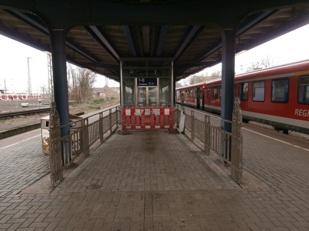 Der neue Aufzug im Neusser HBF auf den Bahnsteig Gleis 3 und 4 ist schon sogut wie fertig und so auf für Rollstuhlfahrer endlich Behindertengerecht.
Früher war dort so wie es aussieht mal eine Treppe.
27.2.214