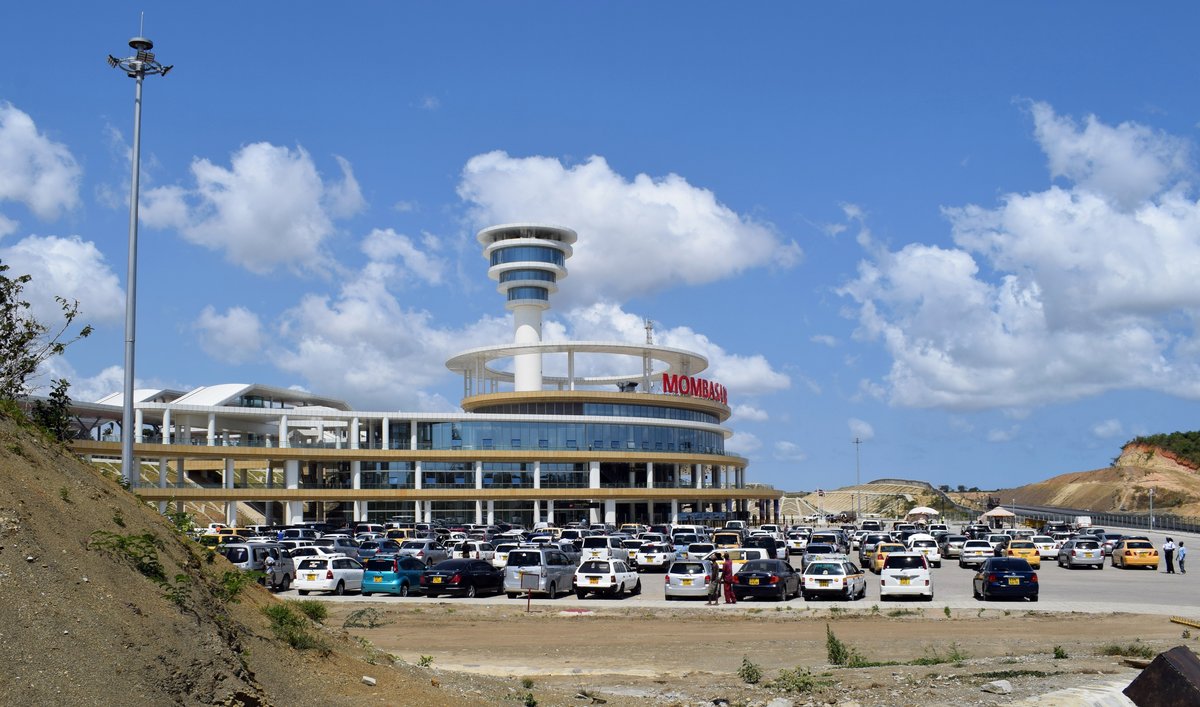 Der neue Bahnhof Mombasa Terminus am 17.09.2017. Der Bahnhof ist leider sehr weit außerhalb gelegen und verfügt über keine vernünftige Straßenanbindung, aber vielleicht ändert sich das ja noch. Seit Juni 2017 verkehrt ab diesem Bahnhof täglich der Madaraka Express nach Nairobi.