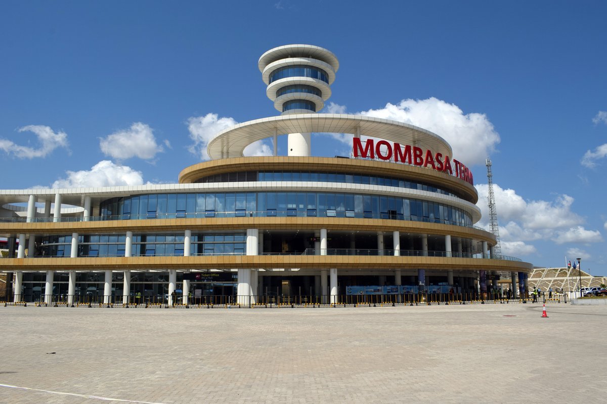 Der neue Bahnhof Mombasa Terminus am 17.09.2017. Der Bahnhof ist leider sehr weit außerhalb der Stadtgelegen und verfügt über keine vernünftige Straßenanbindung. Seit Juni 2017 verkehrt ab diesem Bahnhof täglich der Madaraka Express nach Nairobi.