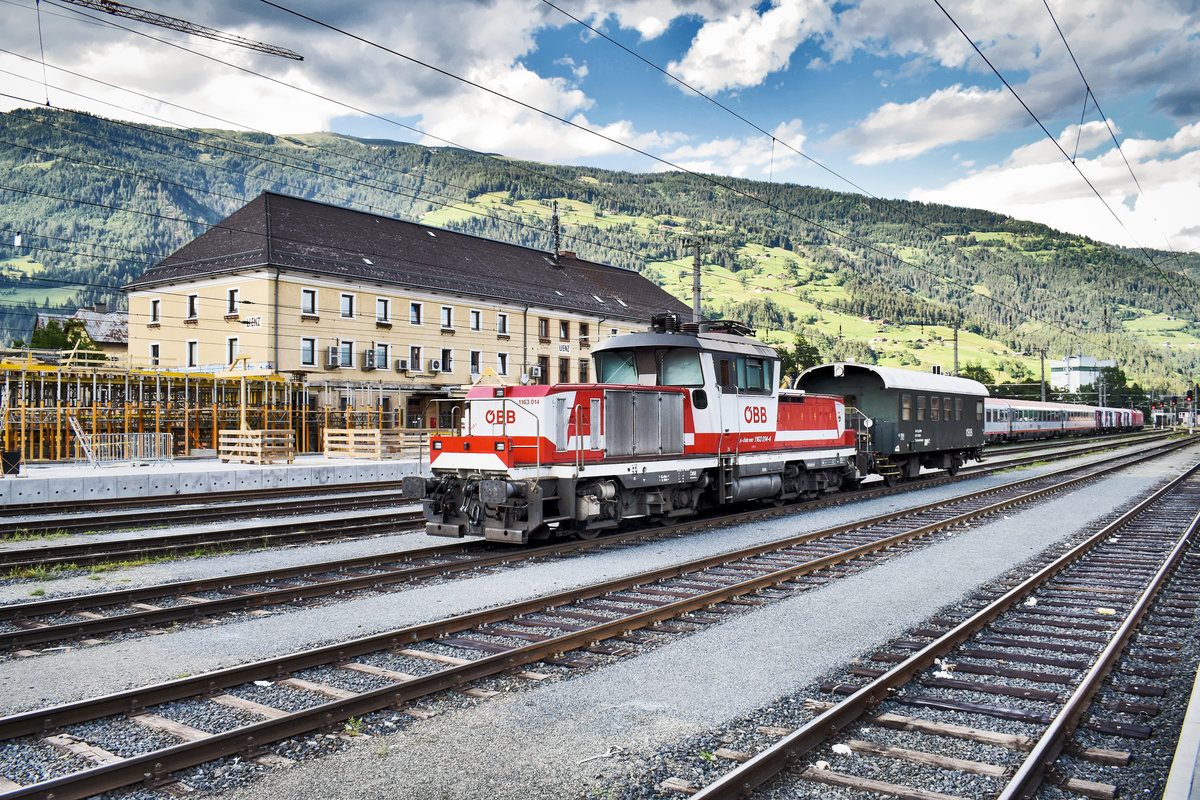 Der neue Bahnsteig 4 in Lienz bietet nun auch von Süden einen schönen Fotostandort.
Hier zu sehen ist 1163 014-4  Günter  steht am 20.7.2020, mit einem Transportwagen im Bahnhof Lienz.