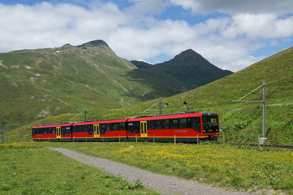 Der neue: Bhe 4/8 221 befindet sich am 09.07.2016 oberhalb der Kleinen Scheidegg.