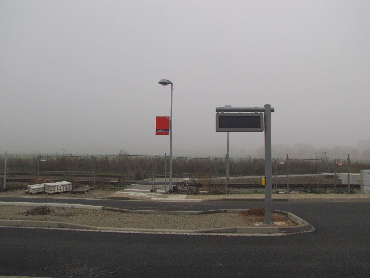 Der neue Buszielanzeiger an der neuen Bahn-Bus-Schnittstelle, am 17.11.2013 am Bahnhof Laucha.