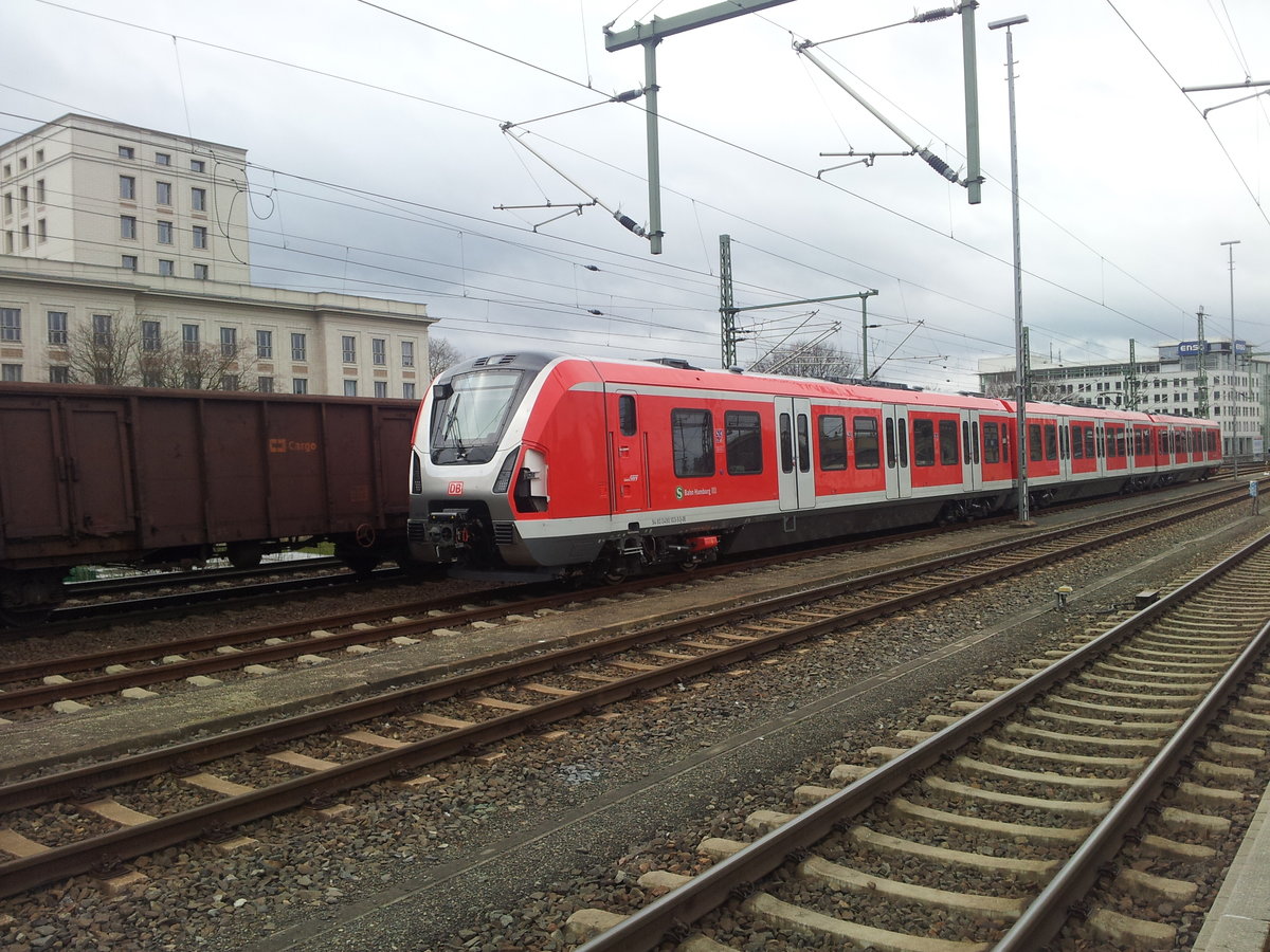 Der neue ET 490 der Hamburger S-Bahn in Dresden Hbf, er fuhr zu Testzwecken auf der Sachsen-Franken-Magistrale. Aufgenommen am 18.03.2017.