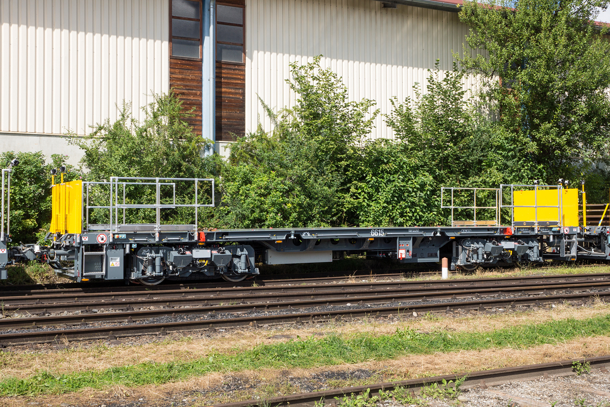 Der neue Flachwagen steht kurz vor der Auslieferung an die Kölner Verkehrsbetriebe (KVB). Gebaut wurde er von der Firma Robel in Freilassing. Zusammen mit SKL 6311, 6312 und 6313 absolvierte er zwei Wochen lang umfangreiche Testfahrten auf der Strecke Bad Endorf - Obing. Die Anwohner dieser Museumsbahn sind nicht an Zugverkehr über die Woche gewöhnt. Daher wurden die Zugfahrten im Verkehrsfunk erwähnt und um besondere Vorsicht an den Bahnübergängen gebeten. Bahnhof Obing, 07.08.2016