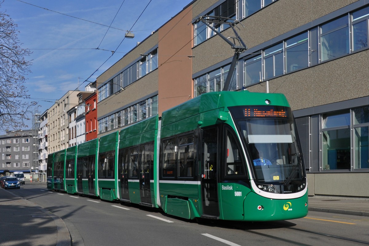 Der neue Flexity 5001 auf der Linie 8 fährt zur Haltestelle CIBA. Die Aufnahme stammt vom 20.11.2014.