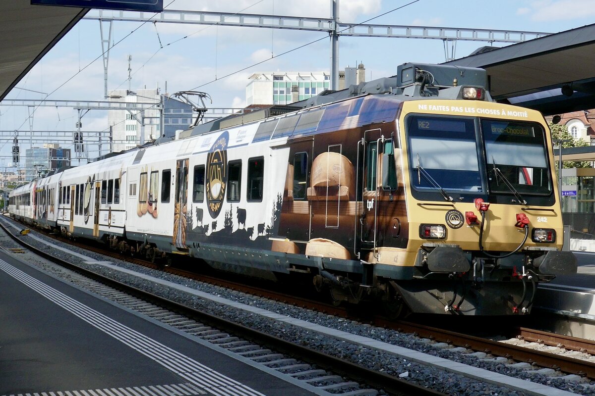 Der neue Fonduezug RBDe 560 242 der TPF am 29.7.25 bei der Abfahrt im Bahnhof Fribourg.