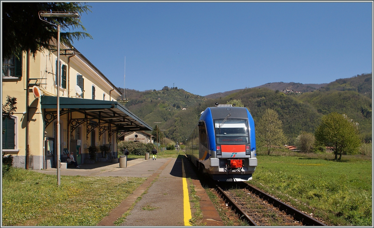 Der neue FS ATR 220 0024 verlässt als Regionalzug 6968 von Lucca nach Aulla Lunigiana den Halt Borgo a Mozzano. Die ATR 220 ersetzen langsam aber sicher die hier bisher eingesetzten Dieseltriebwagen Aln 663 und Aln 668.
  
20. April 2015