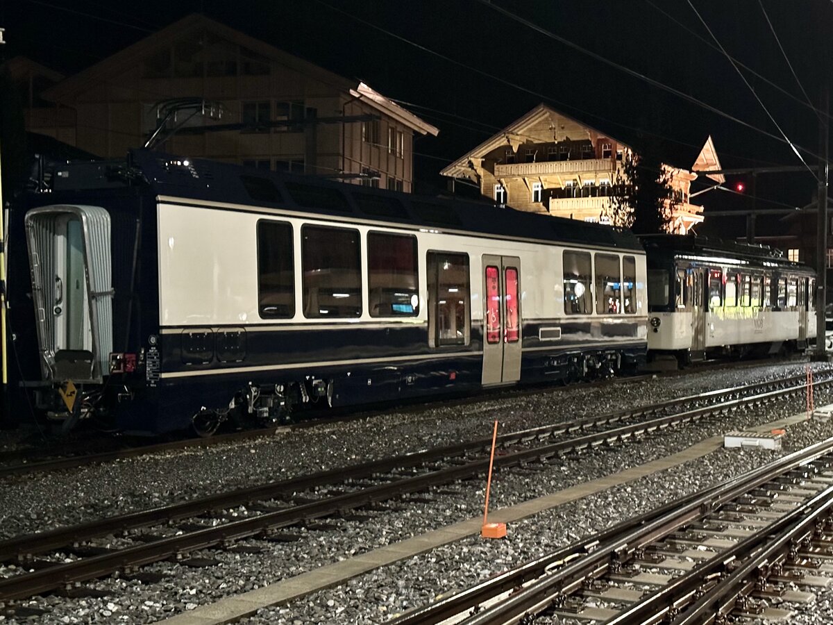 Der neue GPX Niederflurwagen 271-0 mit dem Be 4/4 1007 am 24.11.23 beim Bahnhof Zweisimmen abgestellt.