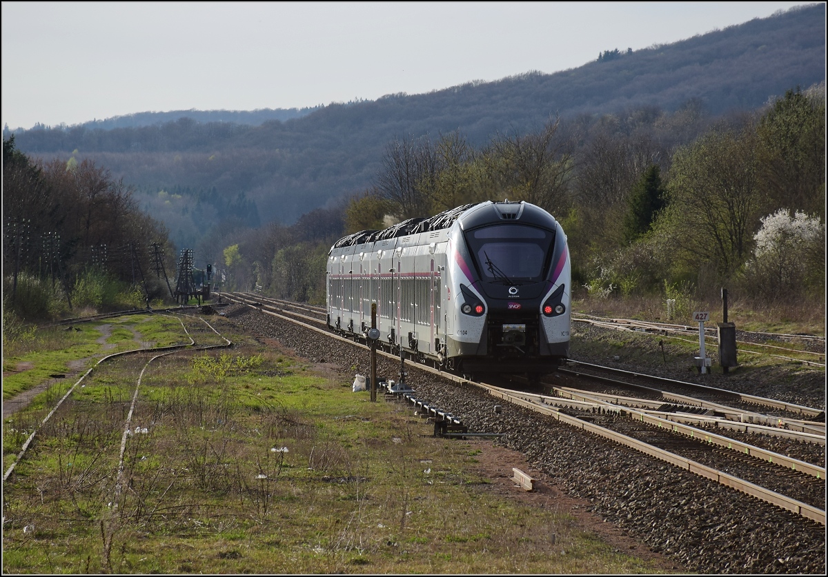 Der neue IC-Diesel-Coradia B 85007/8 hat gerade die Dieselloks aus dem Dienst an dieser Strecke endgültig verdrängt, nur wenige Stunden zuvor war der letzte planmäßige lokbespannte Zug durch Champagney gefahren. April 2017.