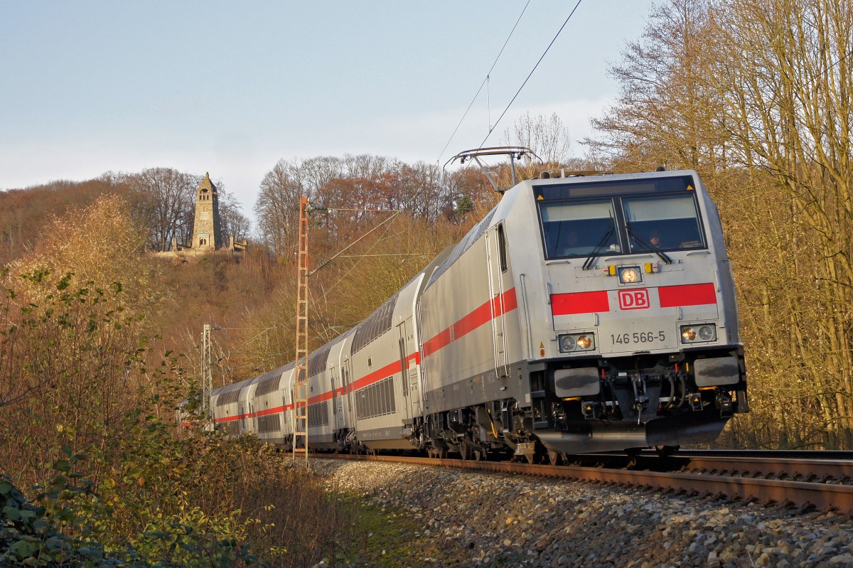 Der neue IC.
Die IC-Lok 146 566-5 mit den Twindexx IC-Doppelstockwagen
rauscht am 08.12.2014 durchs Ruhrtal, vorbei am Bergerdenkmal in Witten.
