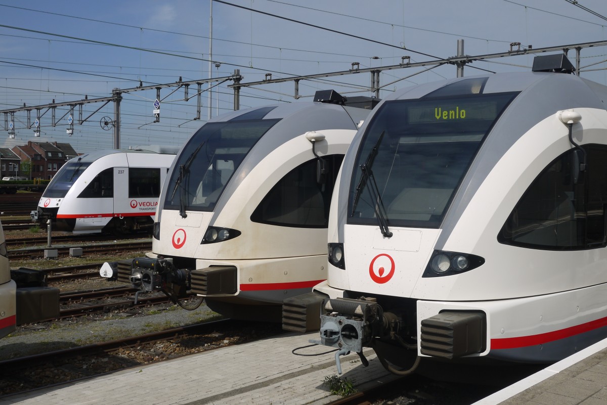 Der neue LINT 41-VT 237 von Veolia Transport NL neben zwei Stammfahrzeugen in derAbstellanlage Venlo am 8.5.15.