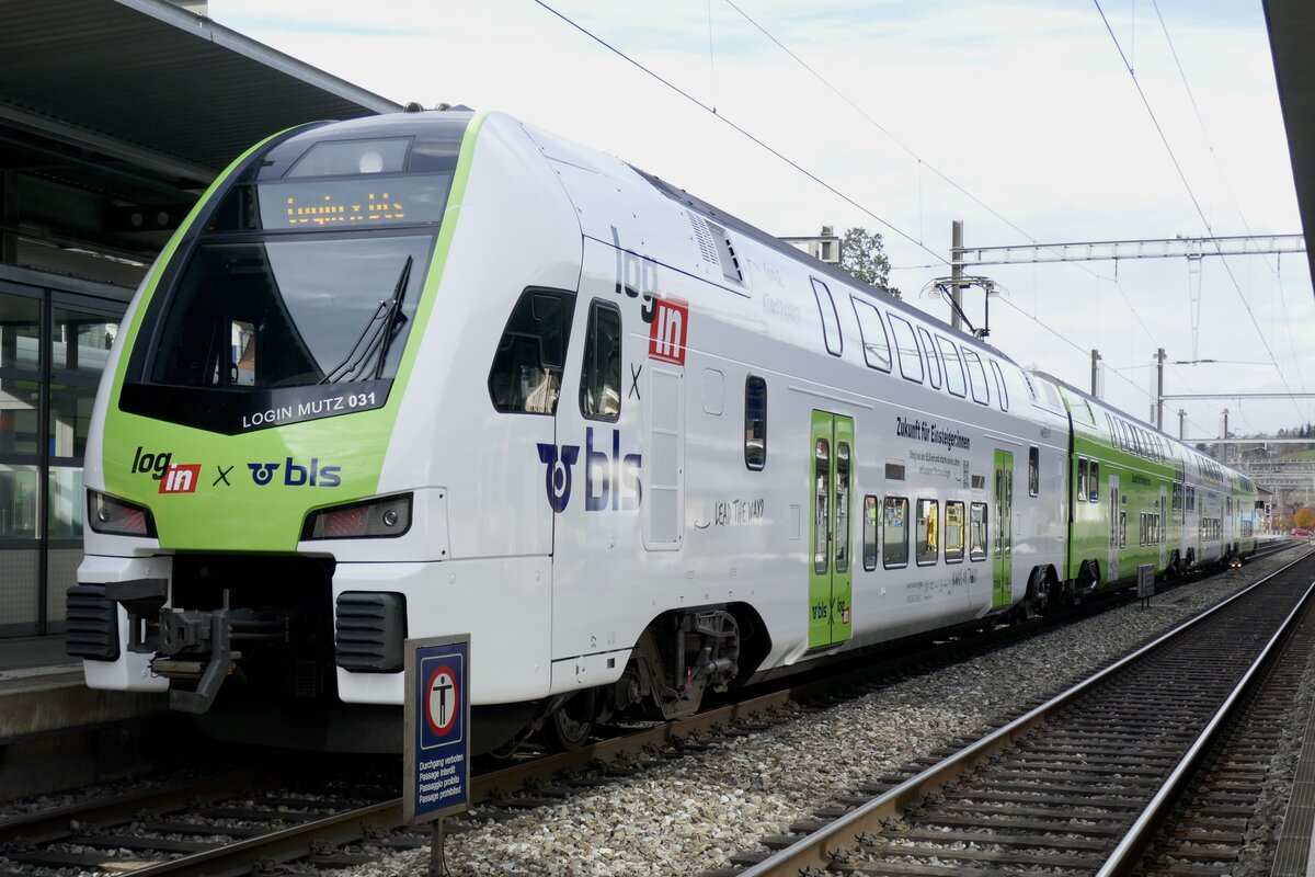 Der neue  Login Mutz 031  mit Vollwerbung am 15.11.25 im Bahnhof Spiez.