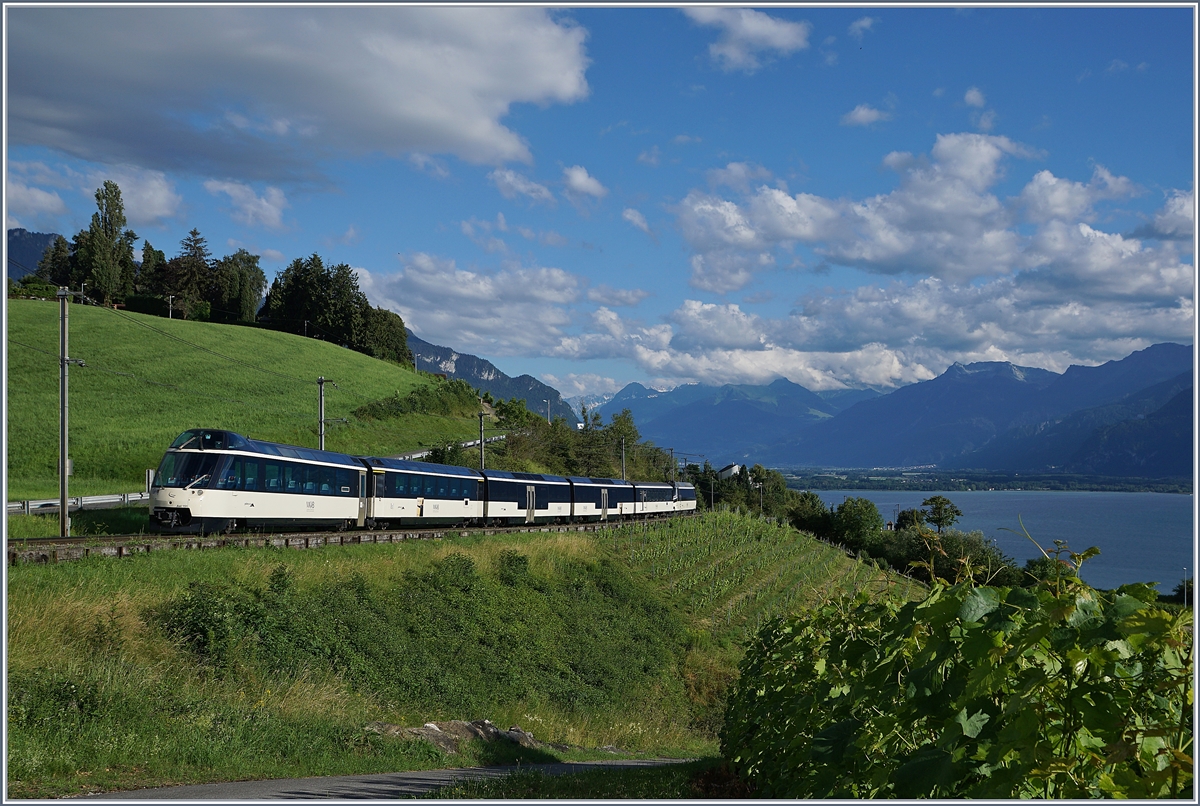 Der  neue  MOB Golden Pass Panoramic RE 2229 von Zweisimmen nach Montreux mit der Ge 4/4 8001 an der Spitze zeigt sich bei Planchamp mit dem Ast 151 als Abschluss im Abendlicht in den Weinbergen oberhalb von Montreux.

29. Juni 2020