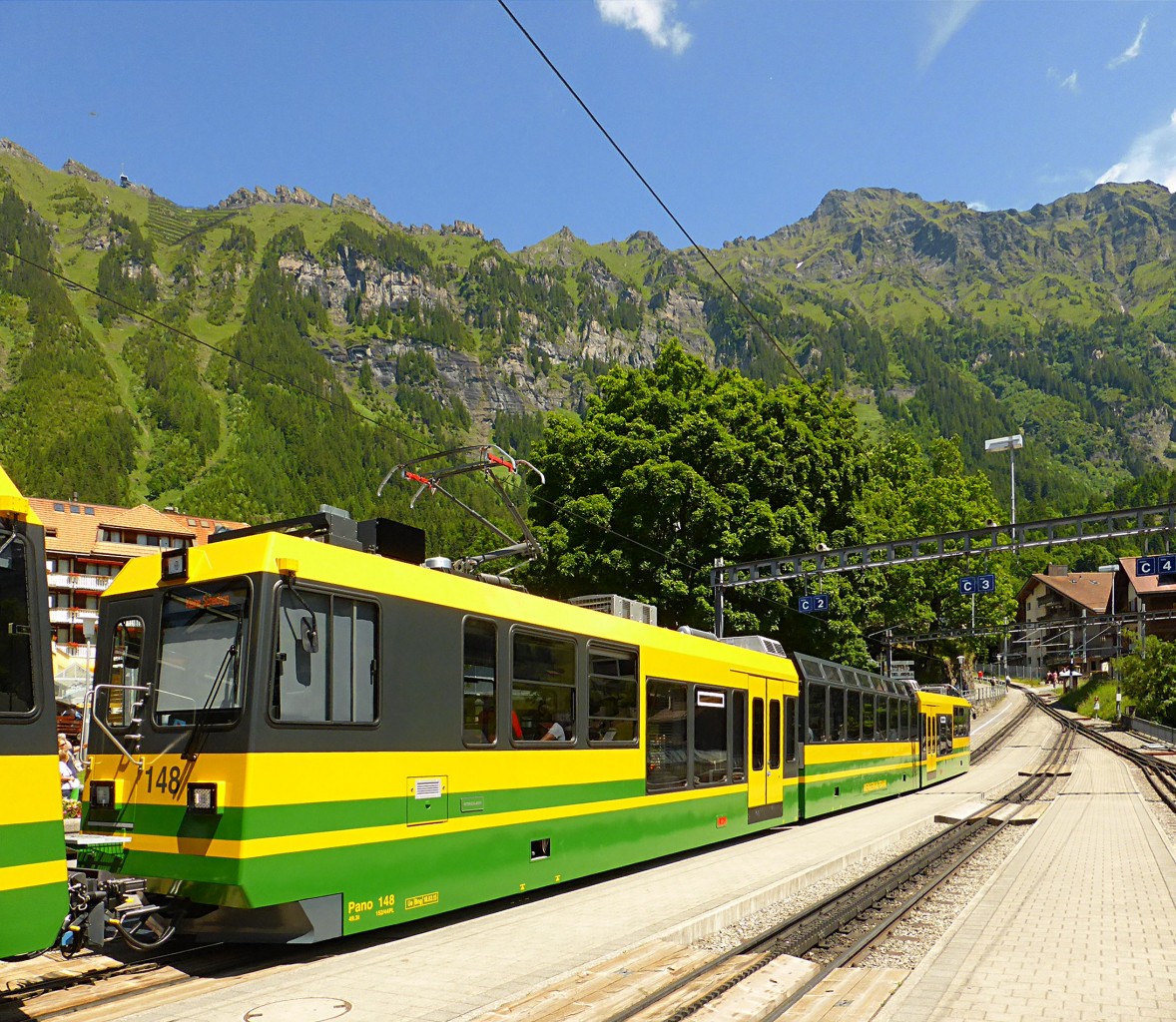 Der neue Panorama-Triebzug 148 der Wengernalpbahn (Uebernahme 18.März 2015). Wengen, 28.Juni 2015. 