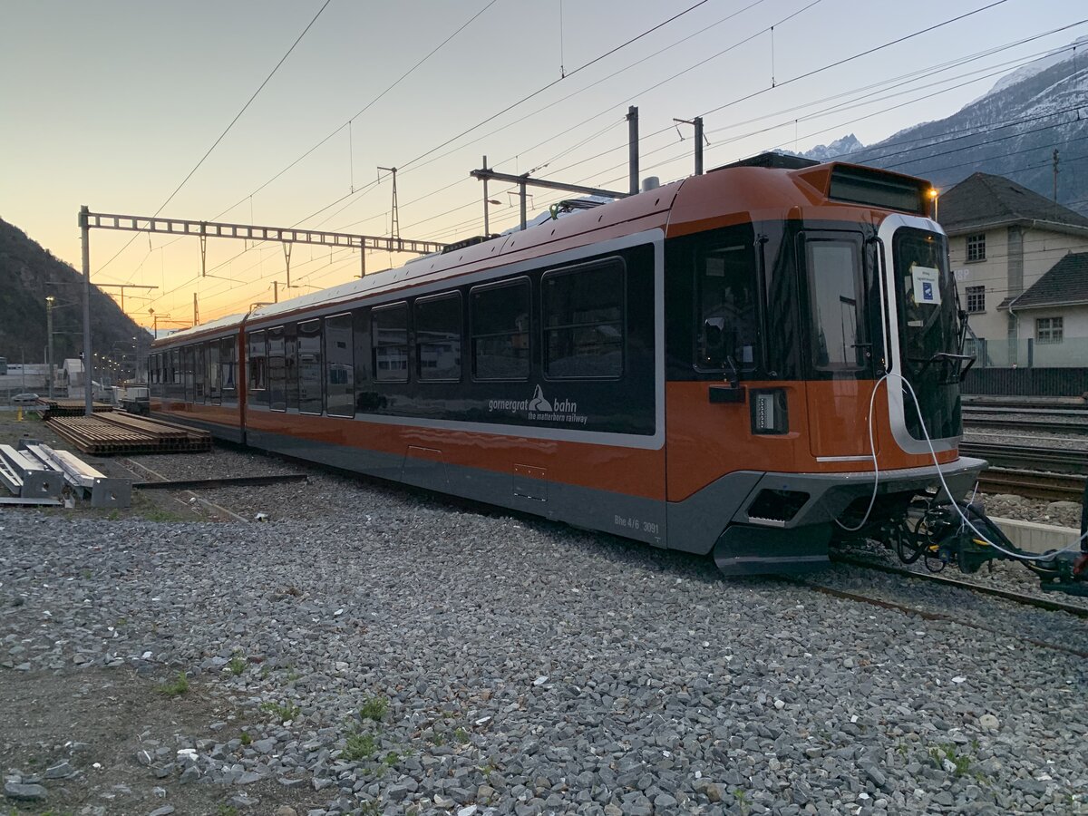 Der neue Polaris Bhe 4/6 3091 für die GGB am 4.4.22 beim Bahnhof Visp.