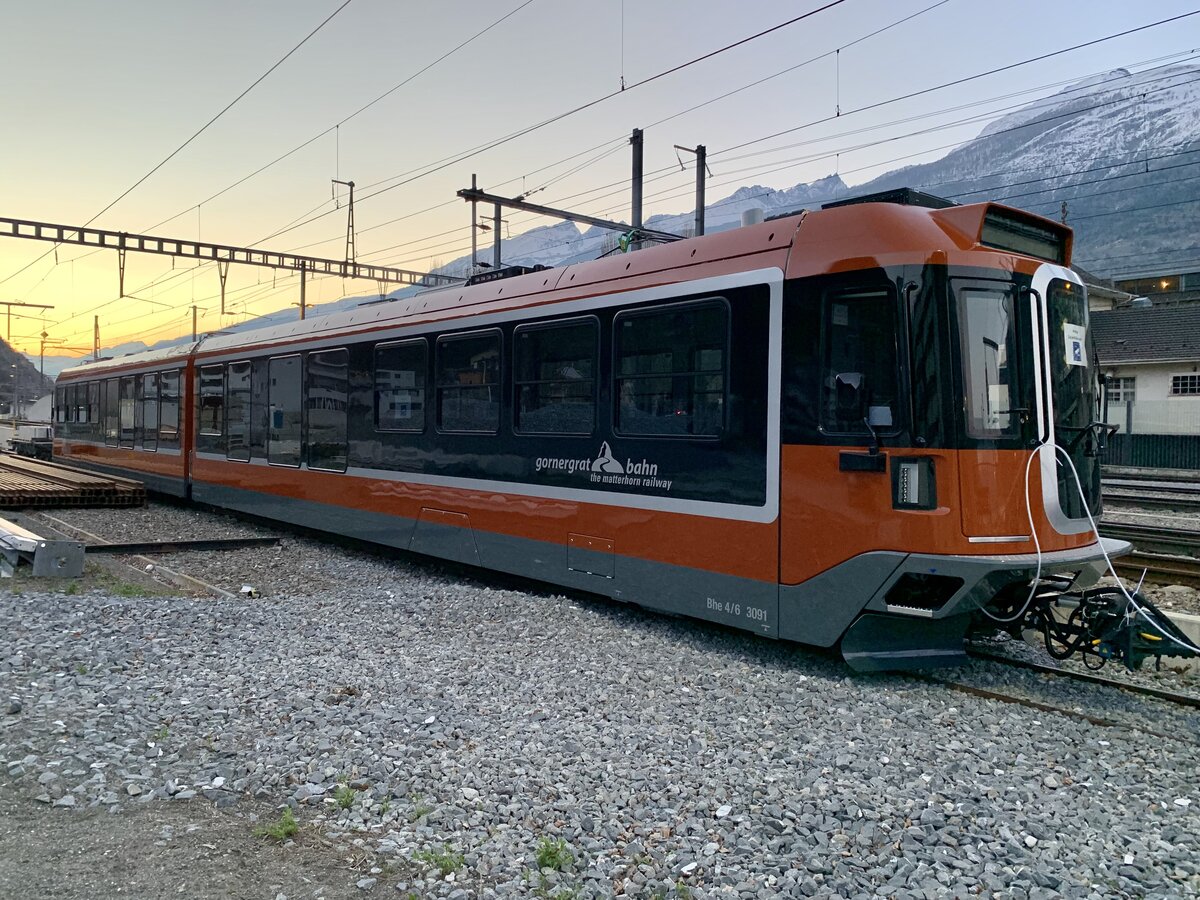 Der neue Polaris Triebzug Bhe 4/6 3091 für die GGB am 4.4.22 beim Bahnhof Visp abgestellt.