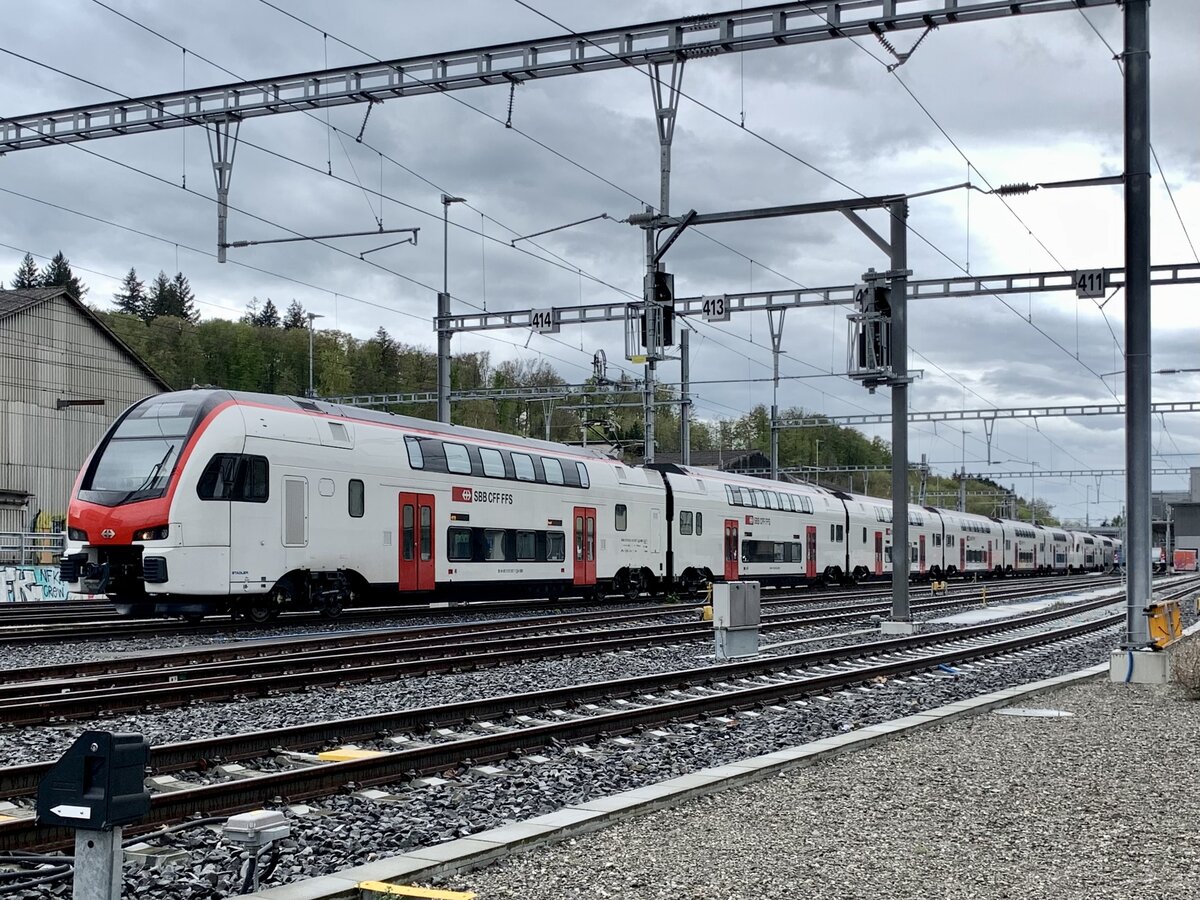 Der neue RABe 512 007 der SBB zusammen mit dem 009 am 28.4.23 bei Bümpliz Süd abgestellt.