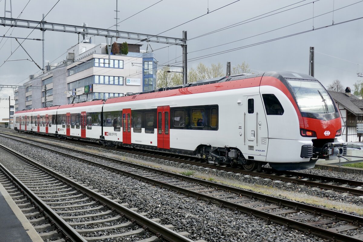 Der neue RABe 531 001 der später für die SBB ist am 17.4.24 beim Bahnhof Gümligen abgestellt.