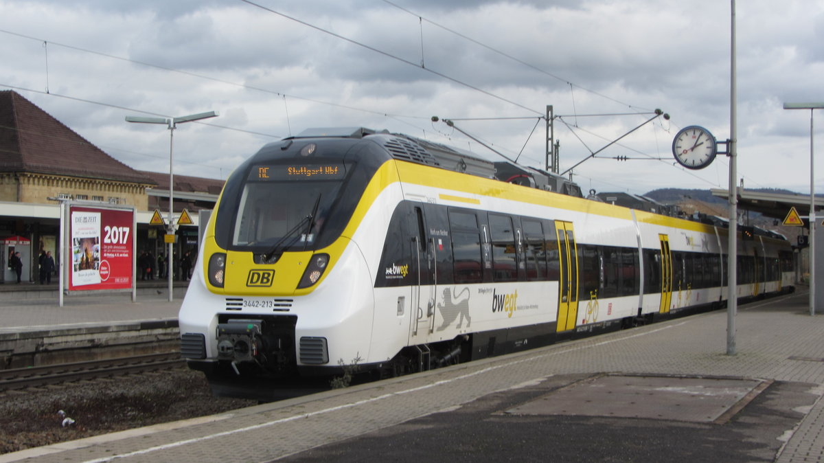 Der neue RE im BW-Design am 12.12.2017 auf der Murrbahn während des Halts in Stgt-Bad Cannstatt. 