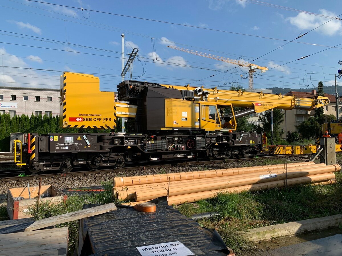 Der neue SBB Brückenbaukran KRC 1100 XTmaas 99 85 9219 501-5 in Biel RB.
Am 18.07.2021 im Einsatz bei einem grossen Umbau