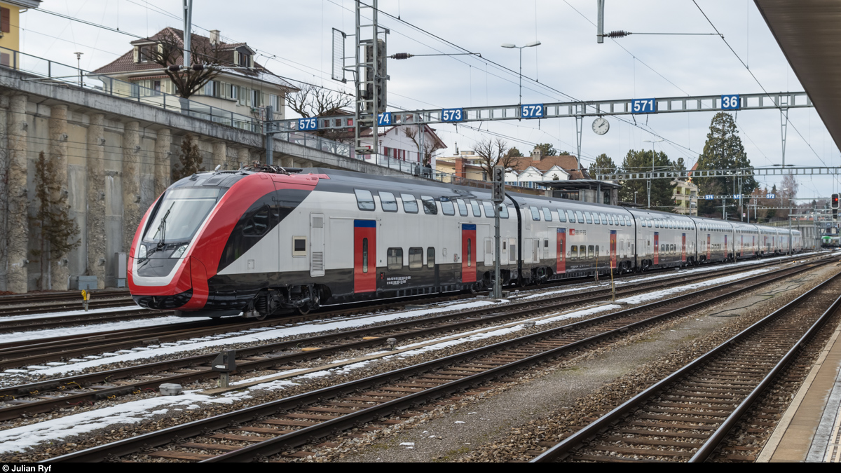 Der neue SBB Fernverkehrszug  Twindexx Swiss Express  steht am 24. Januar 2016 in Spiez abgestellt. RABe 502 203 gehört zu den Zügen der IR200-Serie. Daneben wird es noch die kürzeren IR100 sowie die mit Speisewagen und Familienabteil ausgerüsteten IC200 geben.
