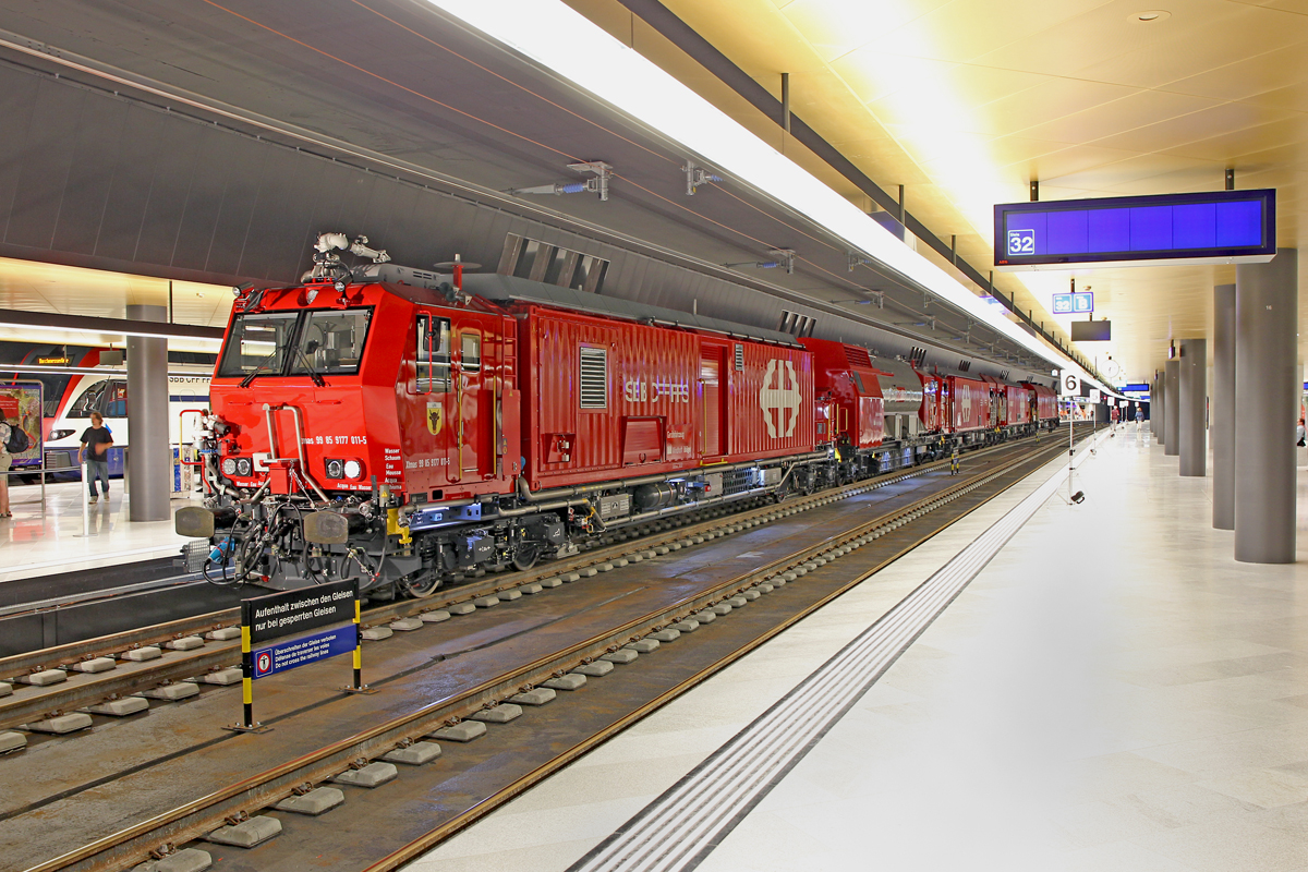 Der neue SBB Lösch-und Rettungszug,Xtmas 99 85 9177 011-5 Uri an der Spitze, steht anlässlich der Eröffnung der Durchmesserlinie im neuen Bahnhof Löwenstrasse Zürich HB.Bild vom 14.6.2014