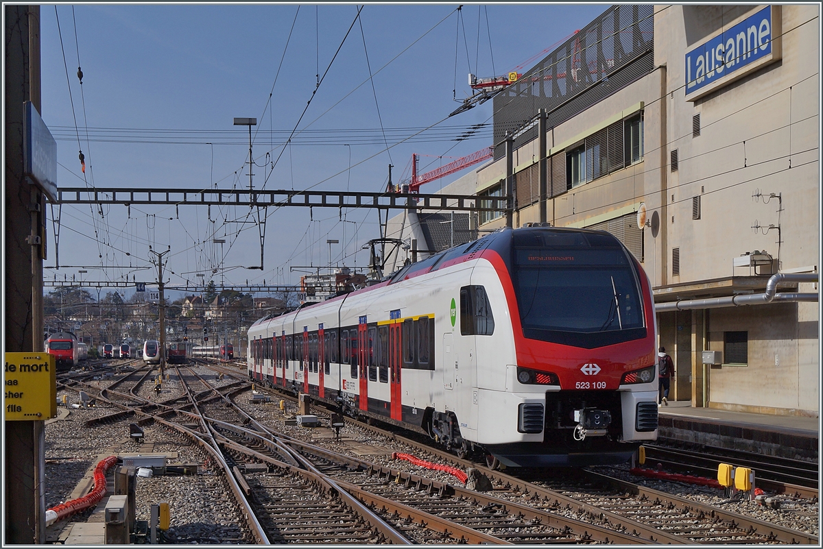 Der neue SBB RER Flirt 523 109 ist in Lausanne auf Probefahrt.
Links im Bild, im Hintergrund stehen bereits etliche weiter RER Flirt3. 

19. Februar 2021