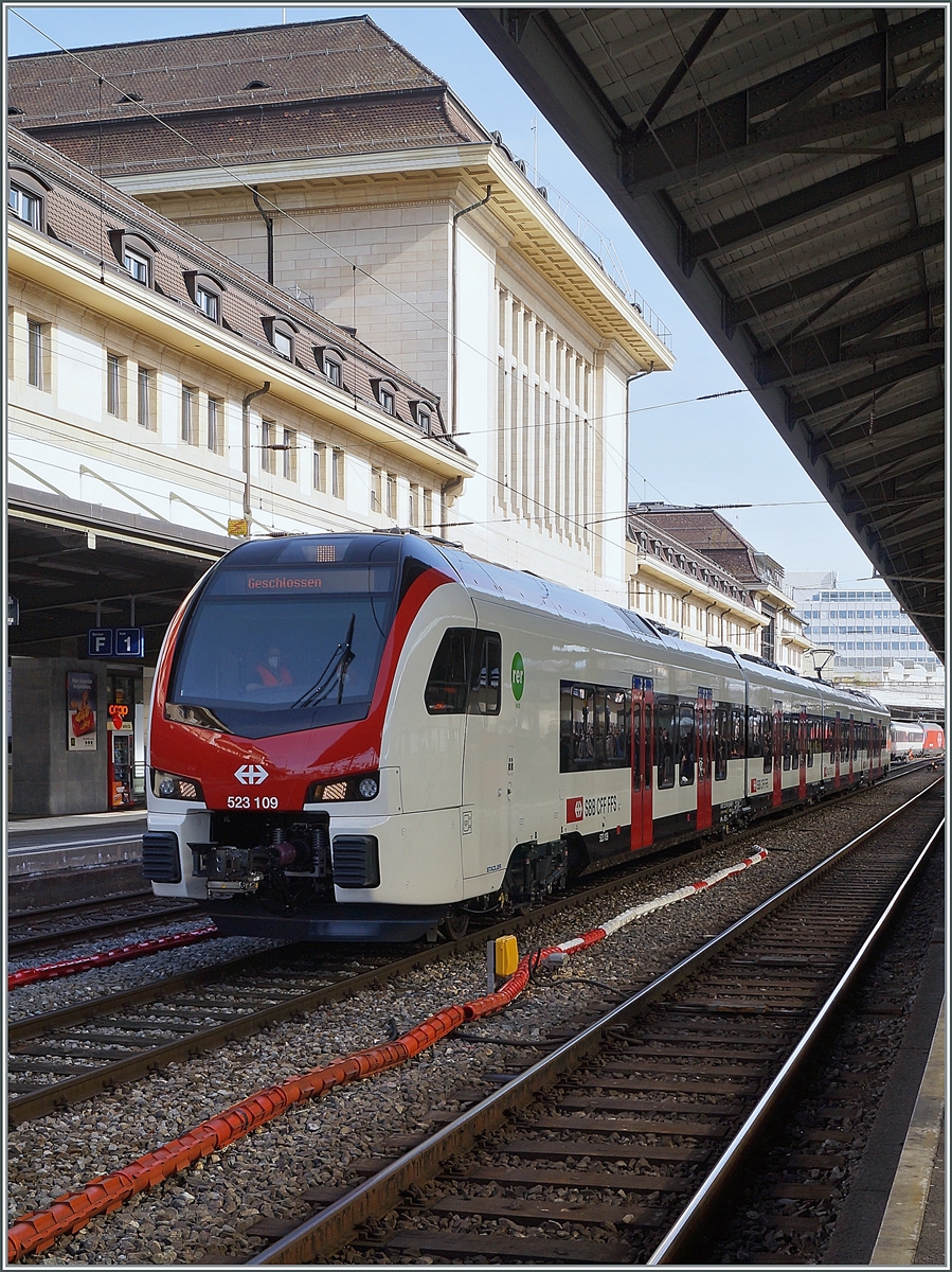Der neue SBB RER Flirt 523 109 ist in Lausanne auf Probefahrt. 

19. Februar 2021